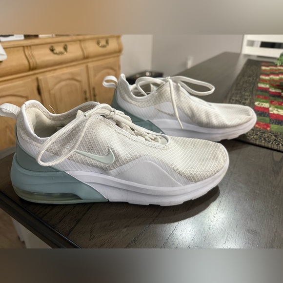 Nike Air Max 270 - size 10.5 - Picture 2 of 4